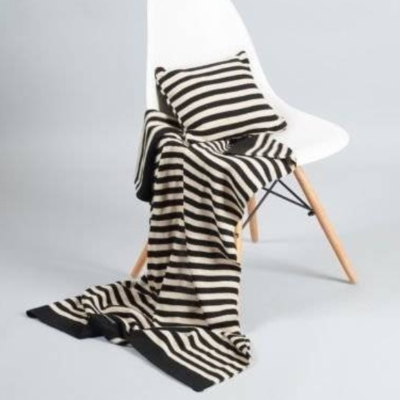 JACK + LUCY TRAVEL BLANKET & PILLOW SET - Picture 2 of 3